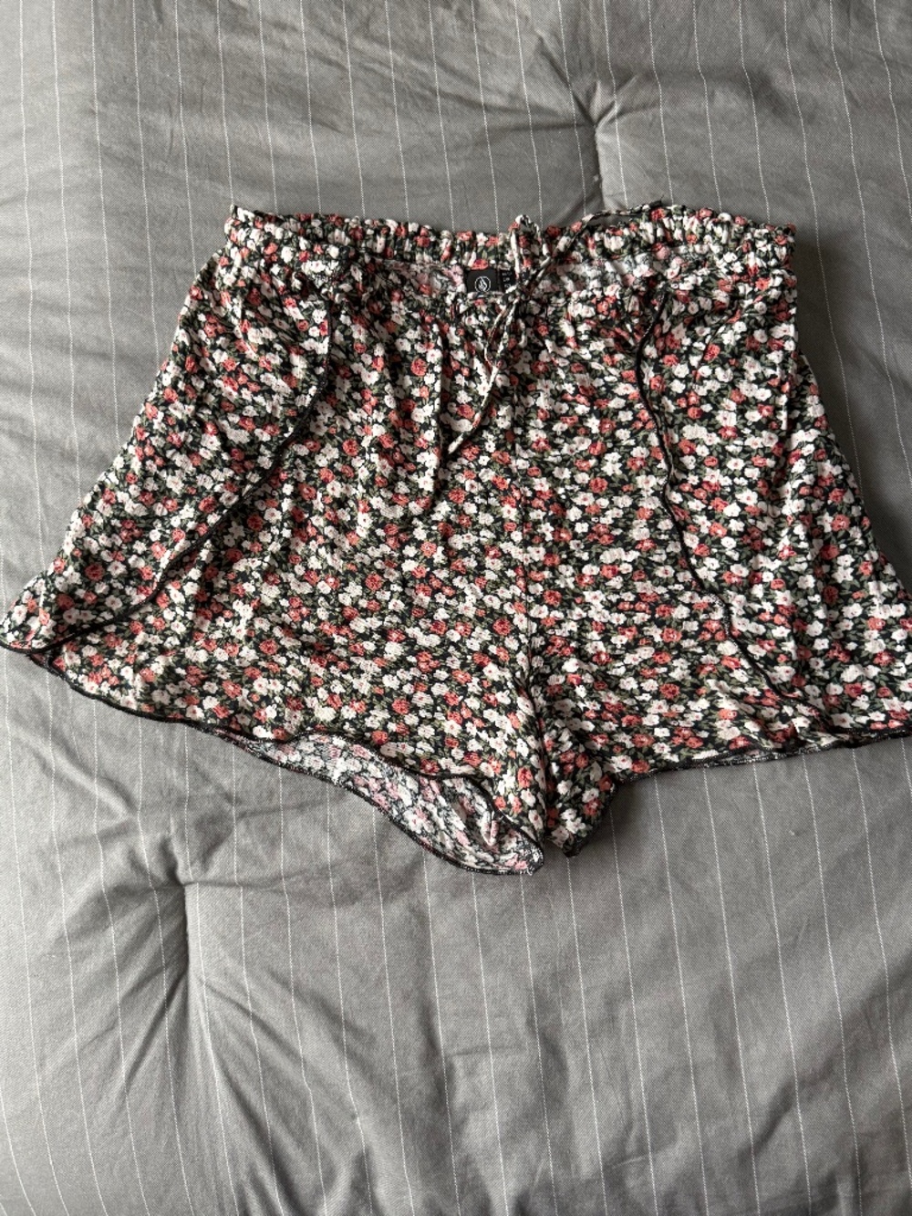 Volcom ladies wrapped around shorts